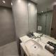 Elegant 1BR with Balcony PearlHouse Luxury Living!, Manáma (fotografie 8)