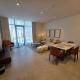 Elegant 1BR with Balcony PearlHouse Luxury Living!, Manáma