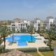Exclusive Silent & Sunny Top Floor Apartement, 2 Pools & Golfview