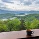 VIEWS! - Hot Tub - 3 Decks - Community Pool, Park Settlement