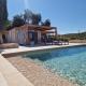 Sunny Villas, Klísmata
