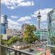 Modern Viaduct Apartment w pool gym Skytower views, Окленд - Фото 1