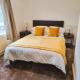 Cosy 3 Bedroom House - Free Parking - Airport 6 Min Walk, Manchester - Photo 1