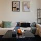 Stylish 1BR Apartment with Canal Views in Business Bay, Dubaj - Fotografie 3