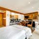 Hike, Sled and Ski! Cozy Tahoe City Condo with Hot Tub - Foto 8