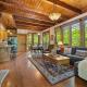 HOT TUB & PET-FRIENDLY Cabin in Cheshire Village, Black Mountain (foto 4)