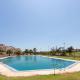 Campo de golf, piscina y padel