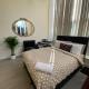 Spacious King room with Private Entrance - near Emirates and Camden and King's Cross - 5 Min to Tube Finchley - Foto 1
