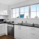 Sunlit Glow Spacious 5BR Home on Ladies Mile, Окленд - Фото 2