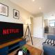 Modern 2 Bedroom Flat, Central Chatham, Self Check-in