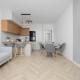 Cozy Apartment in Warsaw's Praga District with Parking by Noclegi Renters, Varsovia - Foto 10