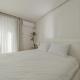 201 Apgujeong 2nd, Studio 1 Bath Queen Bed, Seoul - Photo 10