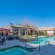 Chic 2BD King Bed with Pool, Hot Tub, Gym, Parking Glendale - Foto 6