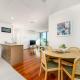 Top-Floor Apartment Near Shops and Aboretum views - Hosted by Canstay, Phillip - Fotografie 3