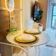 Netflix and WiFi Staycation Viceroy Walk to Venice Grand Canal, Manila - Fotografie 2