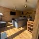 Edgmond Lodges - 1 & 2 Bed Luxury Log Cabins with Private Hot Tubs Derbyshire Hilton - Фото 9