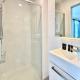 Spacious CBD Studio with AC and Skyline Window Views, Окленд - Фото 7