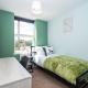Ledger by Alt-Stay - 4 Bed all En-suite Contractor and Relocation Accommodation with Fast Wi Fi, Parking, Netflix, Full Kitchen, Washer Dryer - Weekly and Monthly Rates, Lofthouse (foto 9)