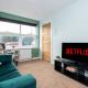 Ledger by Alt-Stay - 4 Bed all En-suite Contractor and Relocation Accommodation with Fast Wi Fi, Parking, Netflix, Full Kitchen, Washer Dryer - Weekly and Monthly Rates, Lofthouse