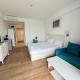 Seaside Dream and Sunset Breeze Studios at Blaxy Resort, オリンプ - 写真 2