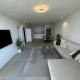 Beachfront Breeze Vacation, Bat Yam (foto 9)