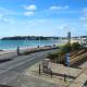 The Lookout, Elegant Sea-View Apartment with Balcony, Private Parking