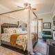 Victorian Modern Room in Carriage House - Unit A