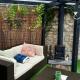 The Bothy, wood fired hot tub, luxury spa bathroom, St Asaph (foto 8)