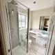 Woking 2-Bed Flat with Balcony, En-Suite and Parking - Foto 3