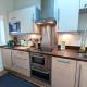 Luxury 2 Bed Apt, Sleeps 4, Secure PRKG-1 Car, Ascot Racecourse 5min walk, Legoland & Lapland 8mins, Windsor 15mins, Ascot (foto 2)