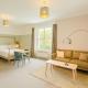 Central studio flat with parking permit, Bath - Photo 1