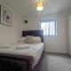 Modern 2 Bed 1 bath 1 ensuite - Salford Manchester - Photo 4