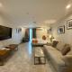 Sheryll Escapes - La Grande Phase 2, Grand KING Studio 517 with Balcony, Wifi & Netflix, Angeles (foto 4)