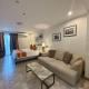 Sheryll Escapes - La Grande Phase 2, Grand KING Studio 517 with Balcony, Wifi & Netflix, Angeles (foto 6)
