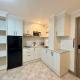 Sheryll Escapes - La Grande Phase 2, Grand KING Studio 517 with Balcony, Wifi & Netflix, Angeles (foto 8)