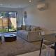 Cosy 2BR House in Awaroa Road, Окленд - Фото 2