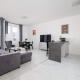 Fabryczna Modern Apartment with Balcony & Parking in Cracow by Noclegi Renters Cracovia - Foto 8