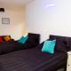 SmartStay, Fast Wifi and Workspace, 3 Beds, Central, Private Parking, by Airport, Farnborough (zdjęcie 2)
