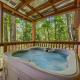 MTN Views, Hot Tub, WiFi, Sleeps 3, Sevierville - Foto 2