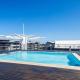 The Green Diamond - Stylish and Spacious Umhlanga Ridge Apartment - Rooftop Pool and King Beds, Дурбан