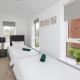 Copper Beech by Alt-Stay - 2 Bed En Suite Contractor, Corporate & Relocation Accommodation near LBA with EV Plug, Parking, King Bed, Workspace, Kitchen, Smart TV and Wi Fi - Long Stay Ready with Weekly and Monthly Rates, Horsforth - Fotografie 4