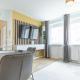 Chic 1BR & 1LR Apt only 9 Min to City Center, King Bed, Metro Access, Wien - Foto 2
