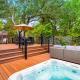 Spacious 4BD 3BA with hot tub, fire pit, and wraparound deck, Sonoma