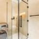 Golf Course And Canal Views, Mins to Dubai Marina And Dubai Mall, Golf Towers T1 - The Greens by Deluxe Holiday Homes, Dubái - Foto 5