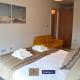 3 Bedroom Apartment By Paul & Malin Properties Short Lets & Serviced Accommodation Stretford With Free Parking & Gym Access, Manchester - Photo 7