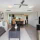 Apartment in Heart of Cairns with pool BBQ, Cairns - Fotografie 5
