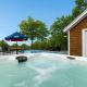 Luxury Poolside Suite with Views + Private Hot Tub Dedham - Foto 8