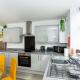Manygates by Alt-Stay - Huge 4 Bed Apartment Contractor and Relocation Accommodation Near Wakefield near City Centre and M1 J39 with Ample Off Road Parking, Kitchen, Washer Dryer, Smart TV and Wi Fi - Long Stay Ready with Weekly and Monthly Rates - Foto 3