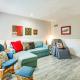 Shop, Dine and Unwind Walkable Overland Park Home, Overland Park