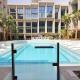Chic Duplex 1BHK by CzechIn Luxe Stay with Pool Gym, Dubái - Foto 7